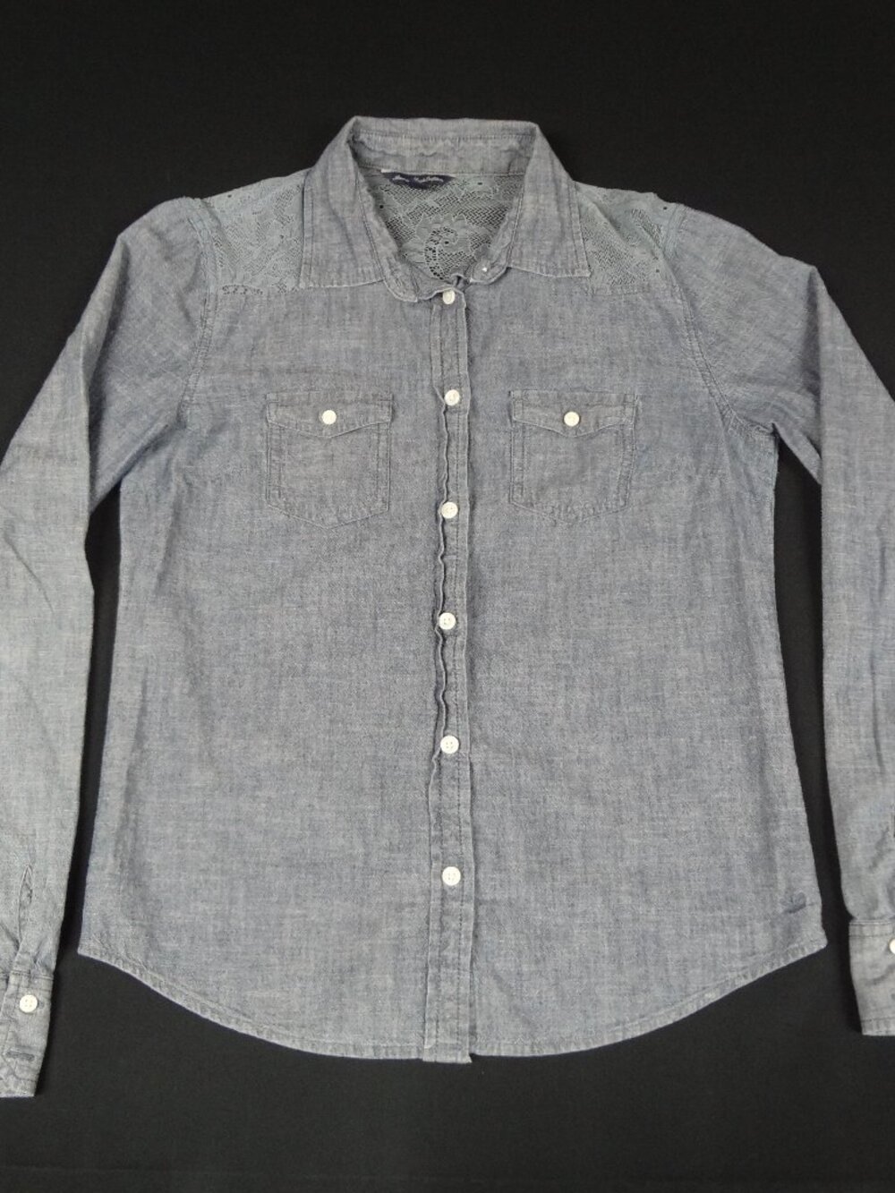 AMERICAN EAGLE LONG SLEEVE BUTTON UP DENIM LACE SHOULDER WOMENS SMALL SHIRT L633
